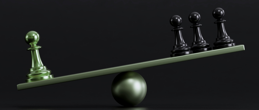 Balance scale illustrating leverage in forex and the relationship between risk and market exposure